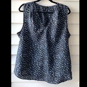 Banana Republic blue printed v neck blouse XL